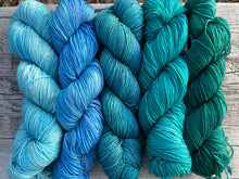 Load image into Gallery viewer, Mountain Sock Five Skein Gradient Yarn Kit Mountain Chill